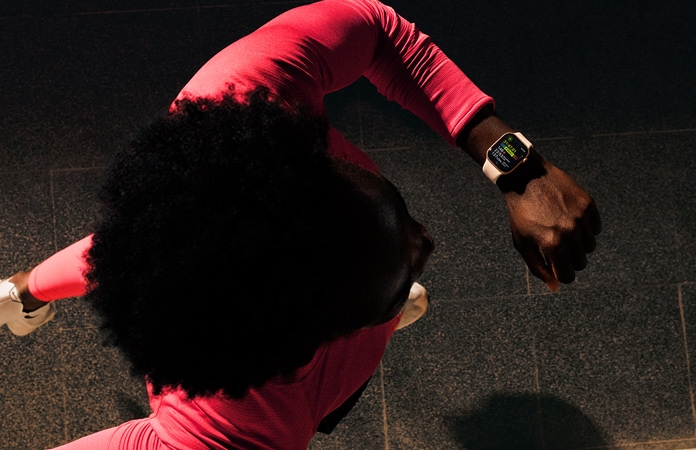 Černobílá fotka bežících lidí, text nad fotkou oznamuje: „Letos už máš zaběhnuto 500 mil. Paráda!“