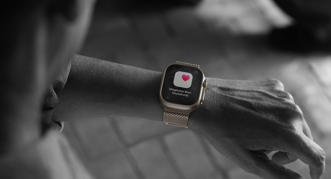 Eine Person prüft eine Bluthochdruck Mitteilung in der Health App auf der Apple Watch Ultra 3