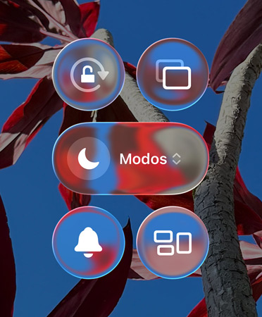 Pantalla de inicio de un iPhone a todo color con apps y widgets transparentes gracias a Liquid Glass