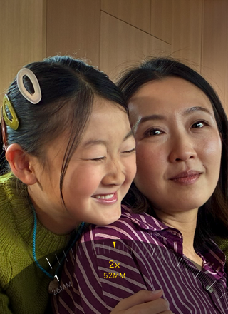 Λειτουργία Τηλεφακού 2x σε χρήση, εστιάζοντας σε δύο άτομα που αγκαλιάζονται