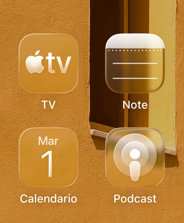 Icone delle app in Liquid Glass, tra cui Apple TV, Note, Calendario e Podcast, dello stesso colore dell’immagine di sfondo