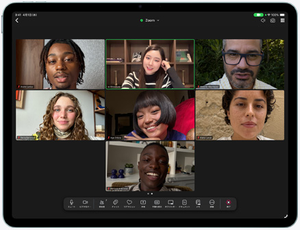 iPad Airの前面の外観。Zoomでのミーティングの画面。複数の参加者が表示されている
