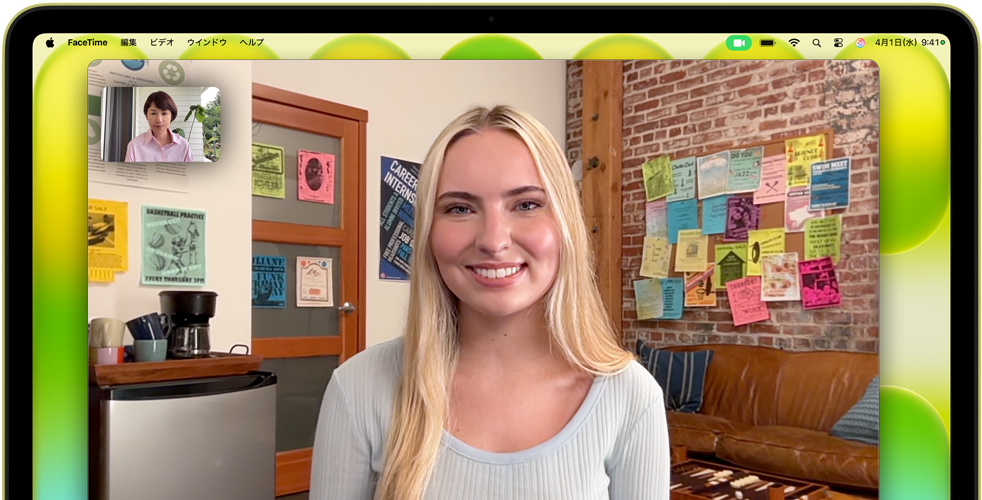 シトラスのMacBook Neo。ディスプレイの上部にカメラがあり、画面にFaceTimeビデオ通話が表示されている