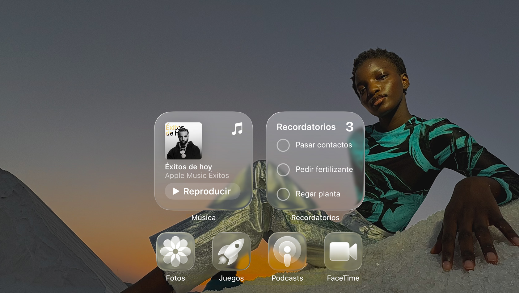 Pantalla de Liquid Glass con íconos translúcidos de apps como Apple Music, Recordatorios, Fotos, Juegos, Podcasts y FaceTime que refractan la luz sobre el fondo de pantalla