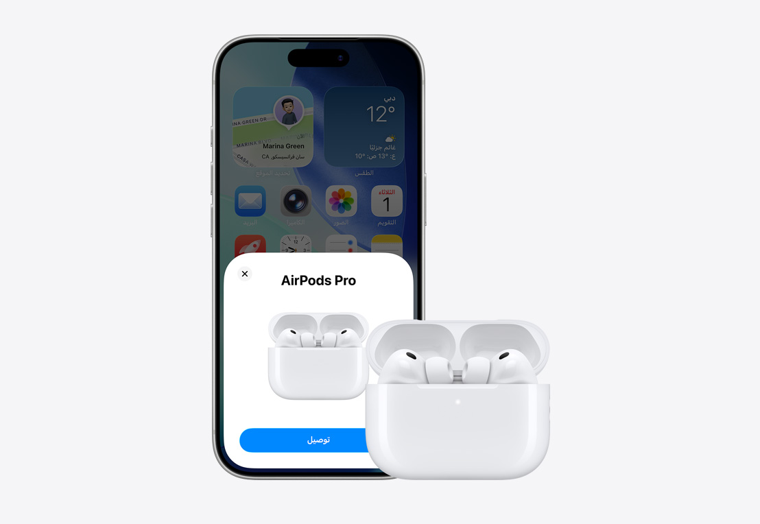 الجزء الأمامي الخارجي لجهاز iPhone، نافذة منبثقة على الشاشة لاتصال AirPod، AirPods في علبة مفتوحة بجانب جهاز iPhone