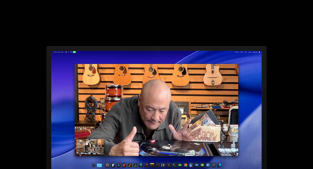 خلال مكالمة فيديو، يلقي شخص في متجر موسيقى نظرة عن قرب على مشغّل أسطوانات، ويبقى في وسط الإطار بفضل كاميرا Center Stage