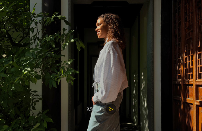 Bir kadının 2 kat Telefoto kamera özelliğiyle çekilmiş fotoğrafı