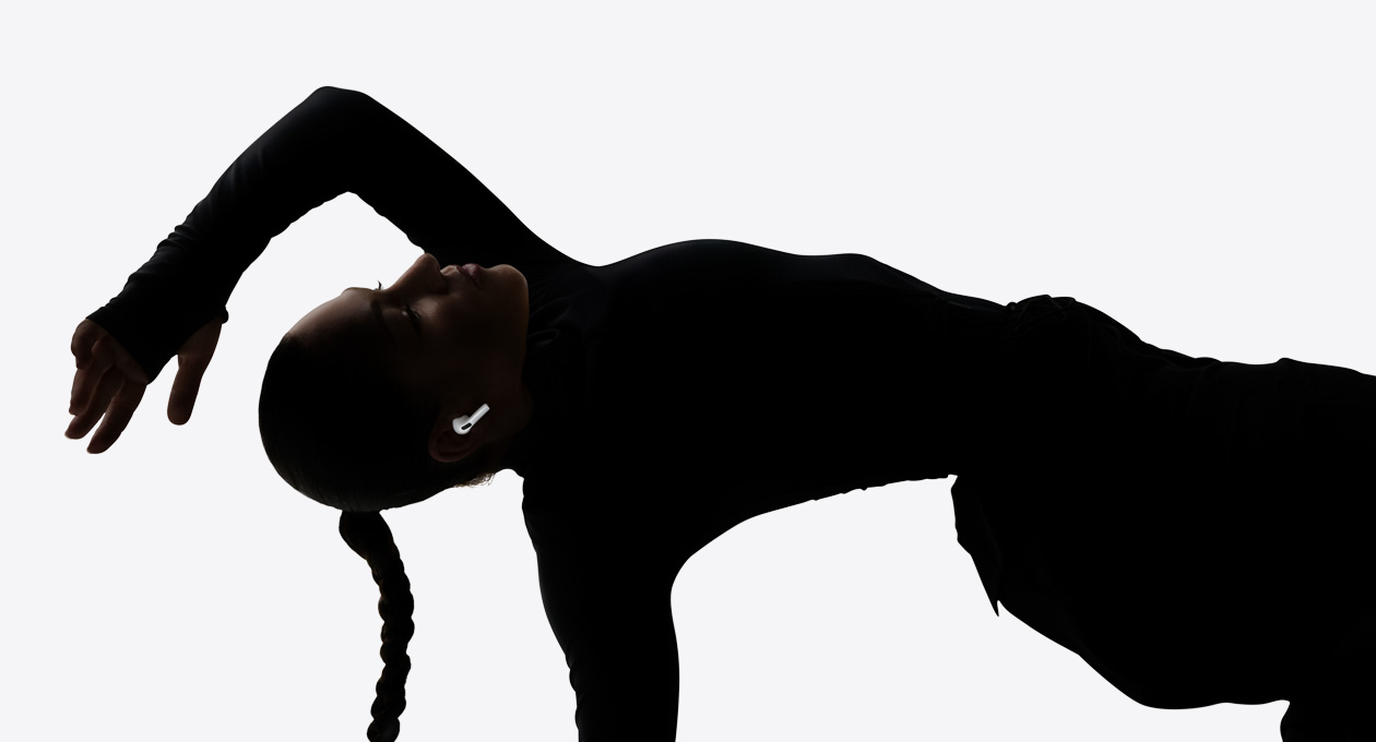 Un auricolare AirPods Pro 3 nell’orecchio di una persona che balla godendosi un’esperienza di ascolto a mani libere