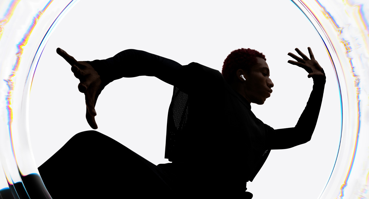 Una persona che indossa gli AirPods Pro 3 e balla muovendosi a ritmo con le braccia aperte