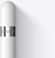 Vue du haut d’un Apple Pencil 1ʳᵉ génération, montrant le sommet arrondi, cerclé d’un anneau argent qui porte le nom du produit.