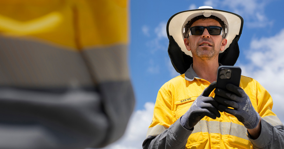 Mitarbeitende im Außendienst nützen iPhone und iPad, um Baustellen zu bewerten, mit Crewmitgliedern zusammenzuarbeiten und detaillierte Informationen standortübergreifend zu überprüfen