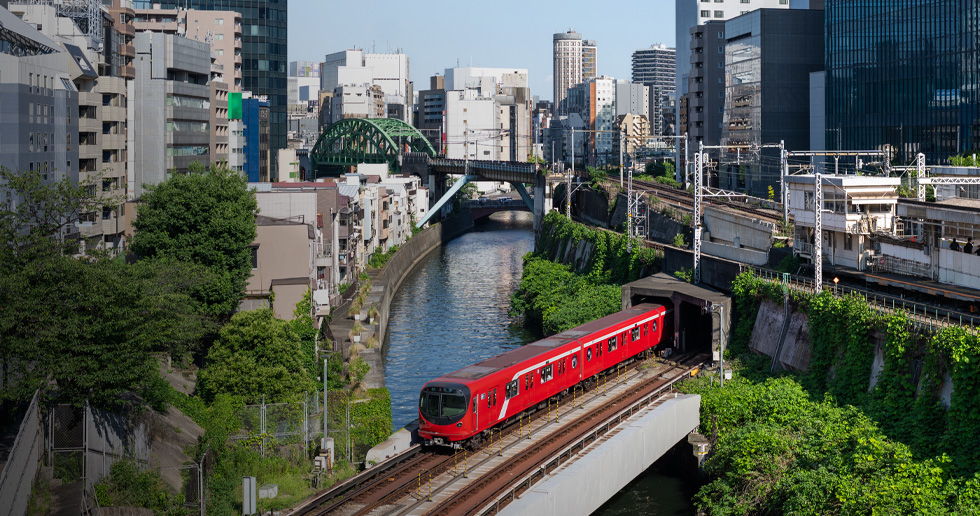 Tokyo Metro 營運場景，包括列車行駛過橋、日常作業與設施維護。