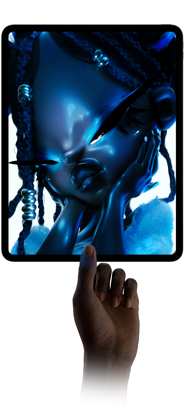 iPad Pro, face avant, orientation portrait, noir sidéral, écran affichant une œuvre d’art numérique d’un personnage futuriste à la peau bleue et aux cheveux tressés, main tenant l’iPad Pro par le bas entre le pouce et l’index pour mettre en évidence la finesse du design