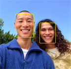 Funzione Inquadratura automatica per le foto in uso, mentre evidenzia i volti delle persone