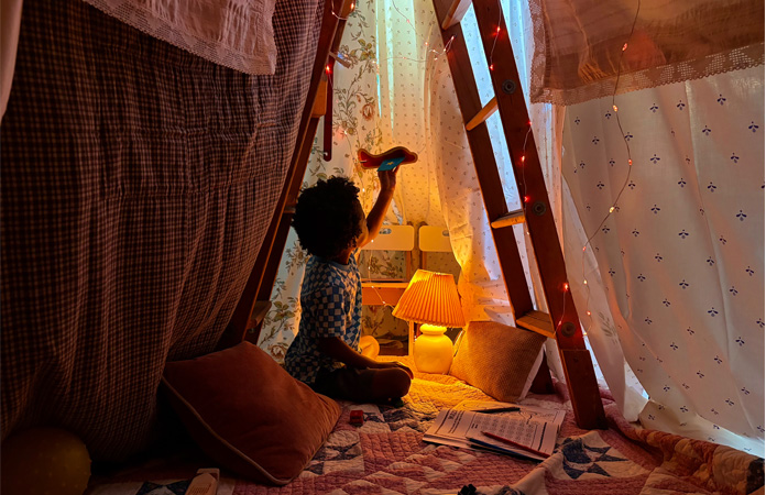 Fotografija osobe snimljena uz primjenu značajke za slabo osvjetljenje