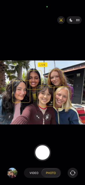 Prikaz grupnog selfija na ekranu iPhonea 17 uz korištenje značajke Unutar kadra za fotografije