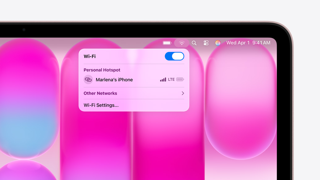 MacBook Neo, Farbe Rosa, das WLAN Menü zeigt den Bereich Persönlicher Hotspot mit „Marlena's iPhone“ als Auswahloption