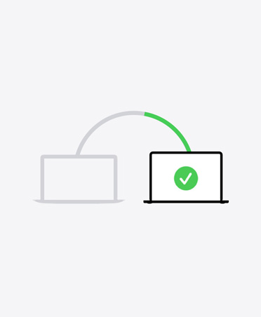 Illustration von zwei über eine Linie verbundenen Laptops, der zweite zeigt ein grünes Häkchen auf dem Display, das anzeigt, dass der Migrationsvorgang abgeschlossen ist