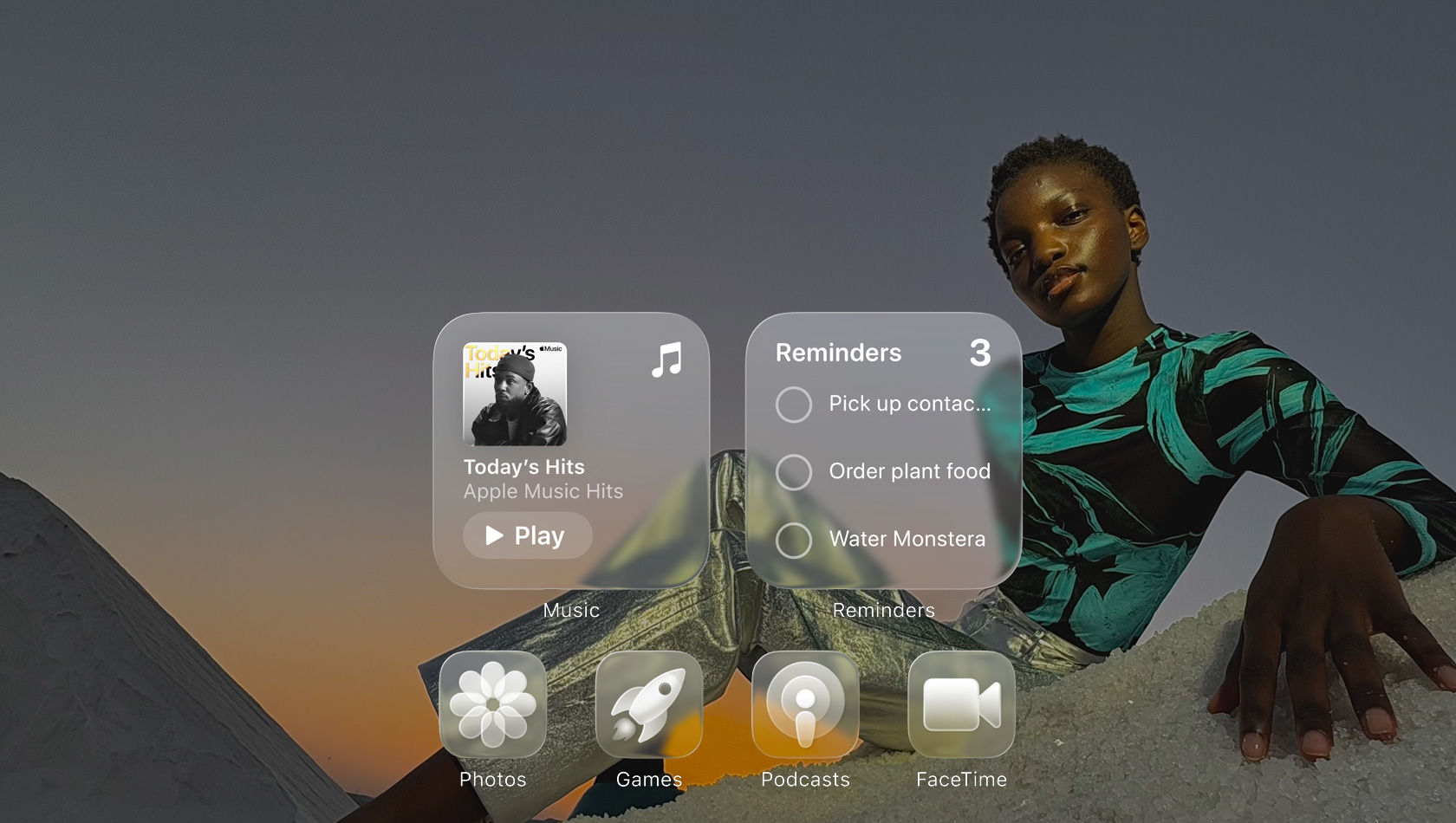 Liquid Glass-display met transparante appsymbolen, zoals Apple Music, Herinneringen, Foto’s, Games, Podcasts en FaceTime die afsteken tegen de achtergrond