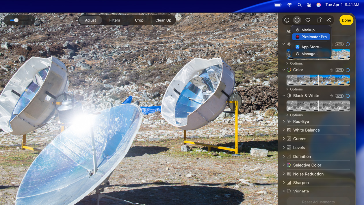 16 Zoll MacBook Pro Bildschirm, Foto von drei silbernen Weltraumteleskopen auf dem Boden, Tools zum Bearbeiten von Bildern